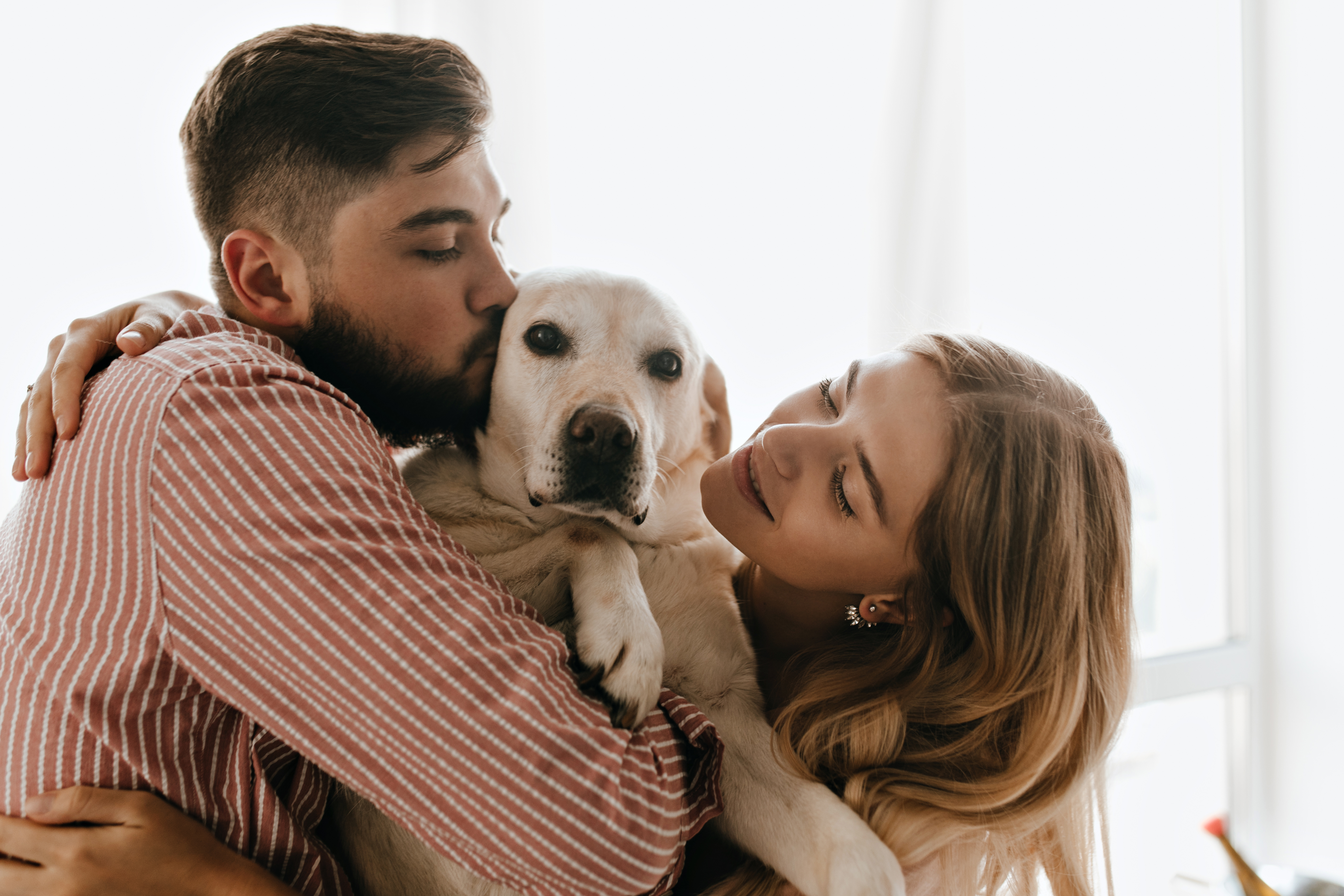 Mulher abraçando seu cão que foi encontrado após estar perdido